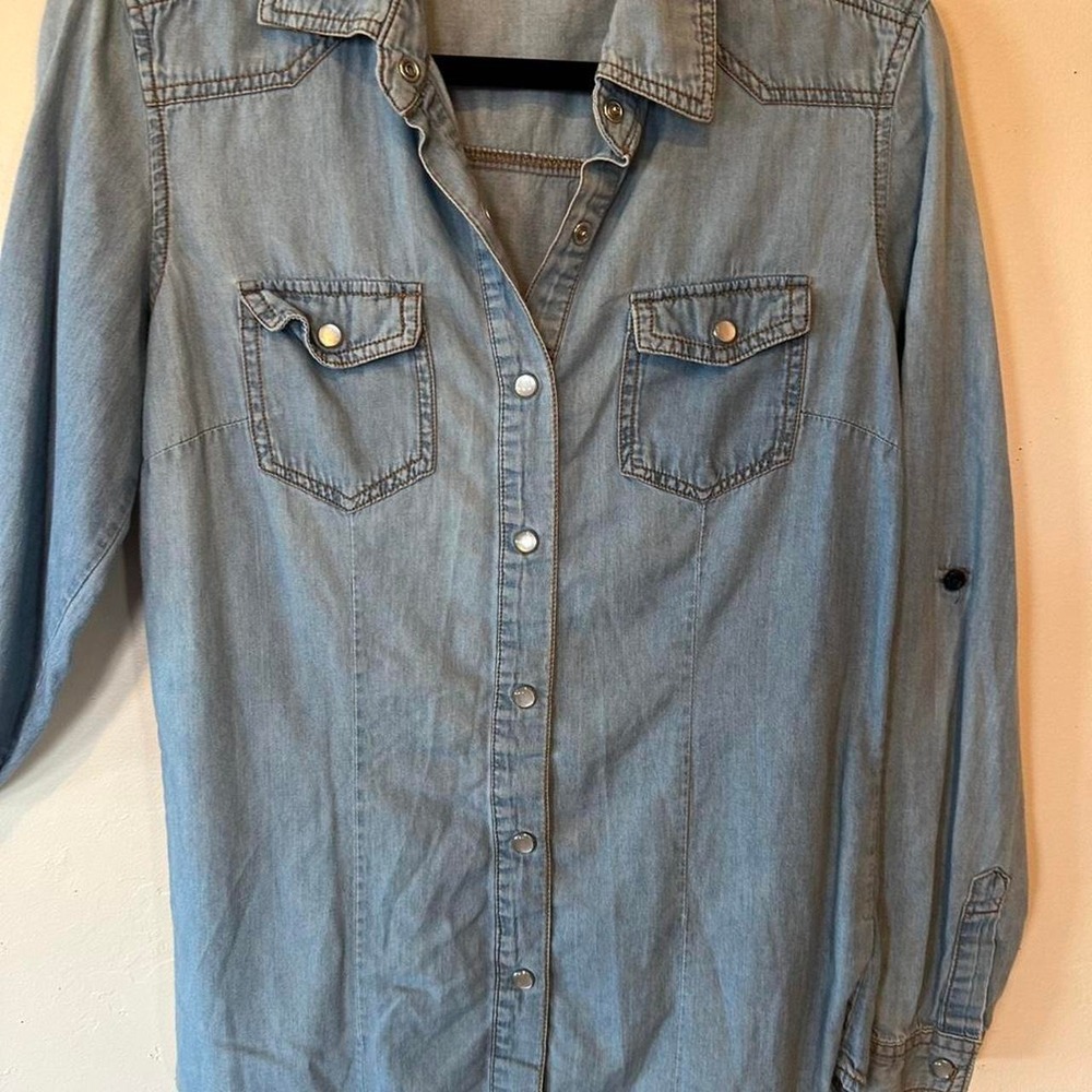 Inso‎ blue denim shirt with pear snap button-up front and chest pockets, size M